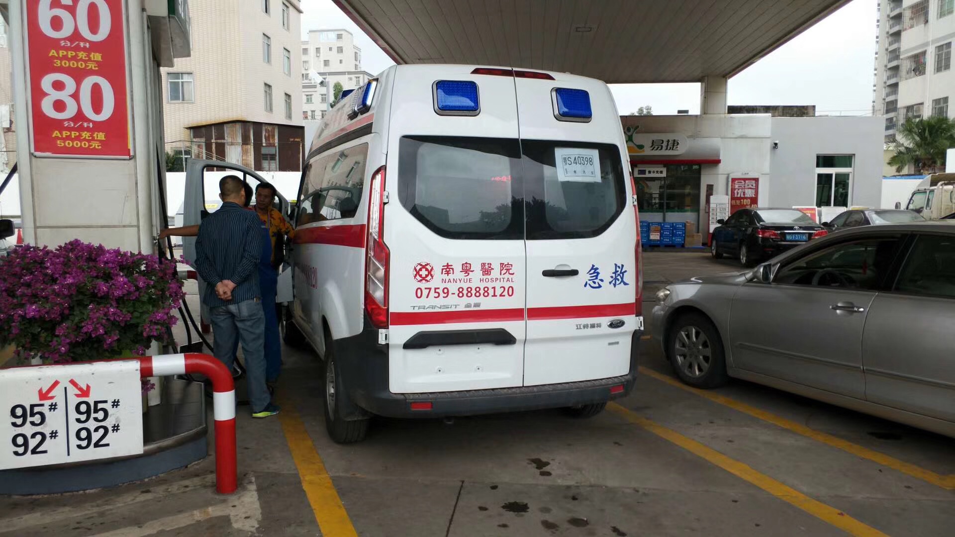 湛江南粤医院领导和小护士体验新车